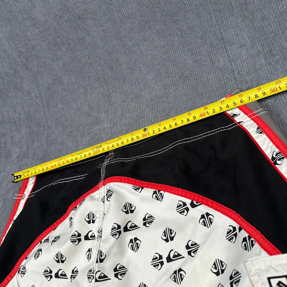 VTG Quiksilver Mens Board Shorts White Black Red Logo Print Size 36 Cargo Pocket